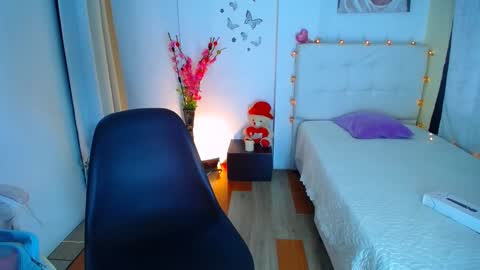 stef read my description online show from February 13, 2025, 3:35 pm