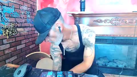 Snapshot of 1andonlyzona chatting on August 7, 2026, 6:43 pm zona1331 online show from August 7, 2026, 6:43 pm