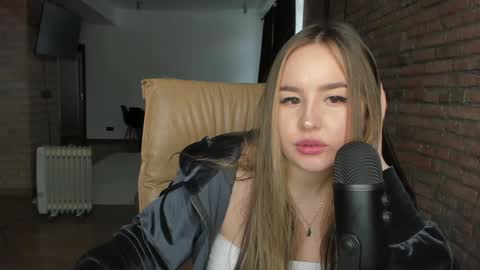 Snapshot of 1loly chatting on February 6, 2025, 8:07 am Amy online show from February 6, 2025, 8:07 am