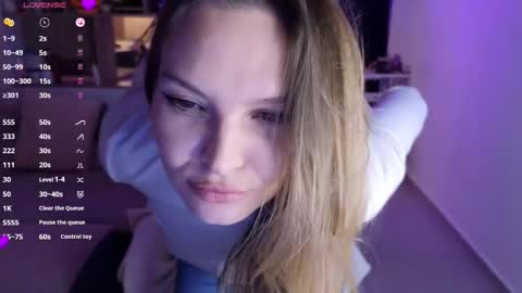 Mia online show from November 14, 2025, 4:38 pm