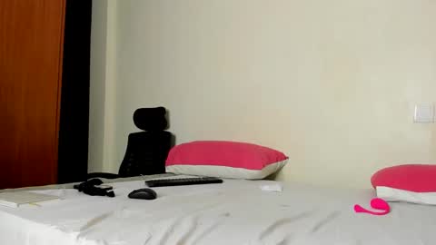 Ariah independent model online show from September 16, 2025, 3:40 am