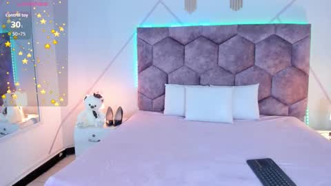 _aurora_collins_ online show from December 19, 2025, 1:07 pm