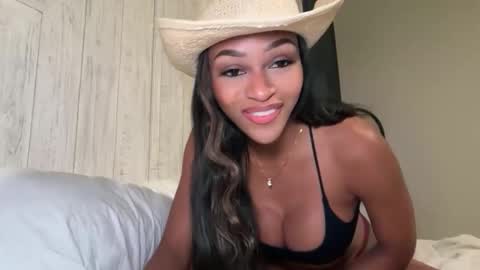 _avamonroe online show from December 2, 2025, 10:49 pm