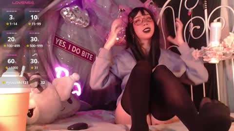 Crystal online show from November 19, 2025, 6:19 pm