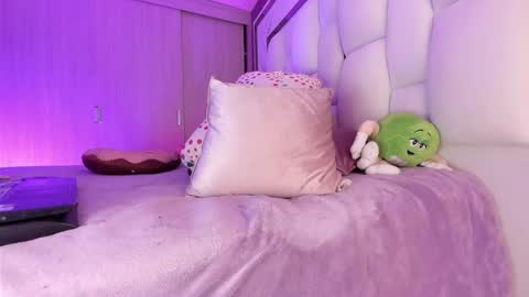 Snapshot of _bellaswwet_ chatting on December 17, 2024, 7:15 pm _bellaswwet_ online show from December 17, 2024, 7:15 pm