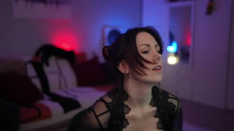 Lili online show from February 9, 2026, 5:44 am