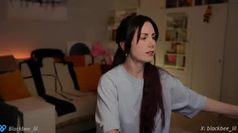 Snapshot of _blackbee_ chatting on May 26, 2026, 5:20 pm Lili online show from May 26, 2026, 5:20 pm