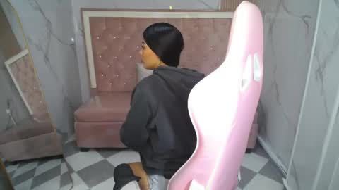 _charlottee_b online show from March 29, 2026, 1:11 pm