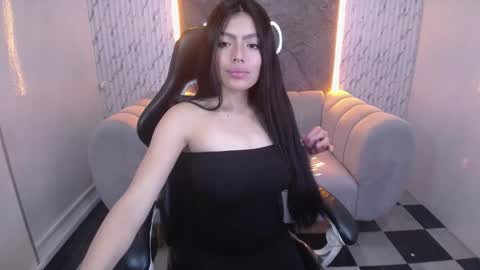 _charlottee_b online show from April 11, 2026, 1:59 pm