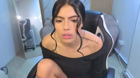 _charlottee_b online show from June 17, 2026, 1:01 pm