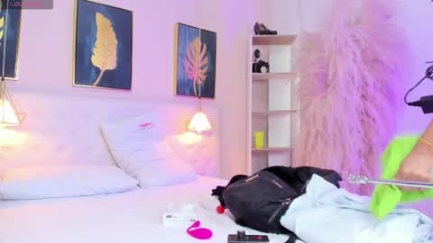 _cinnamon_star online show from September 27, 2025, 12:32 pm