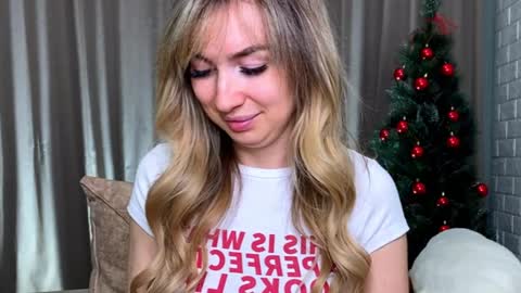 _crystal_moon_1 online show from December 18, 2025, 9:21 pm