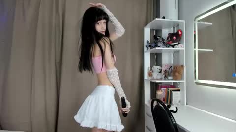 Emilia online show from November 23, 2025, 1:22 pm