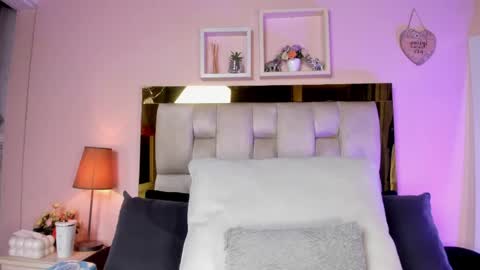 Isabella online show from April 17, 2026, 12:08 pm