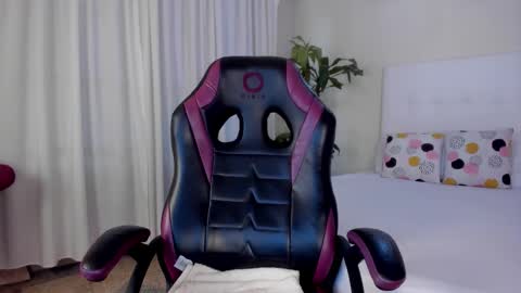 Emma  online show from November 24, 2025, 7:57 pm