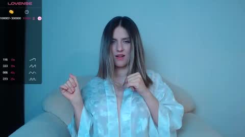 _esmeraldiyaa_ online show from February 2, 2025, 10:39 pm