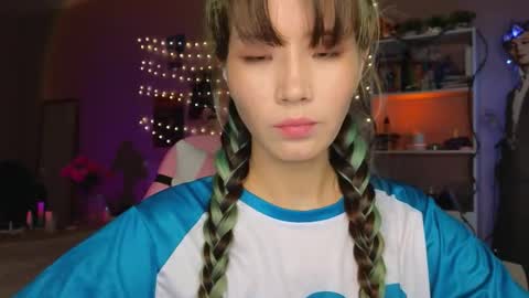 EveEva online show from November 19, 2025, 10:32 pm