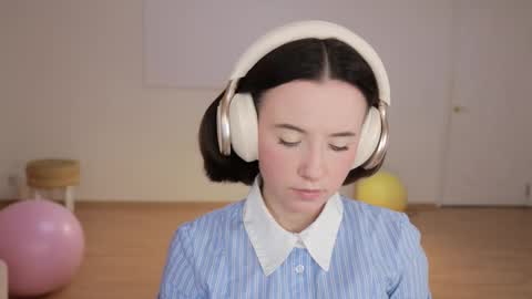 Essie  online show from September 20, 2025, 3:46 pm