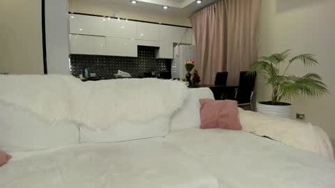 Julia online show from January 29, 2025, 11:41 am