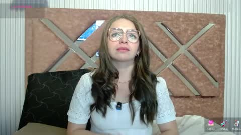 Snapshot of _isaabellaa chatting on June 2, 2026, 1:02 pm Isa online show from June 2, 2026, 1:02 pm