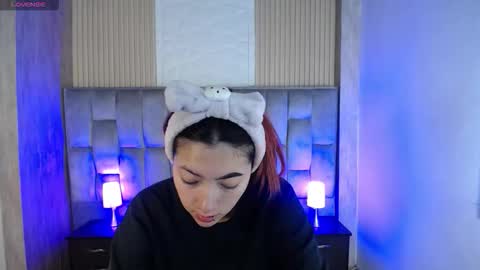 Mia online show from November 3, 2025, 2:07 pm