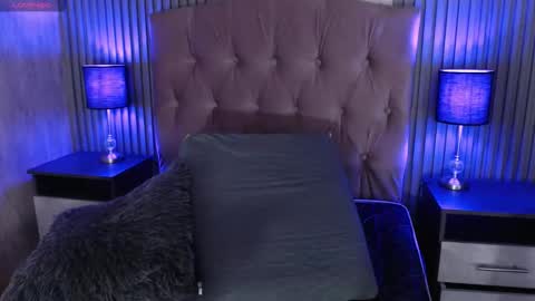 Mia online show from December 5, 2025, 4:25 pm