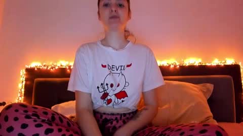 _just_a_simple_girl online show from January 24, 2025, 11:59 am