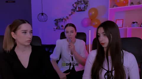 _kellykitten_ online show from April 3, 2026, 8:12 am