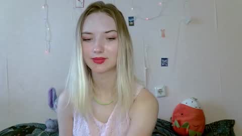 _kikiclark_ online show from September 17, 2025, 8:16 am