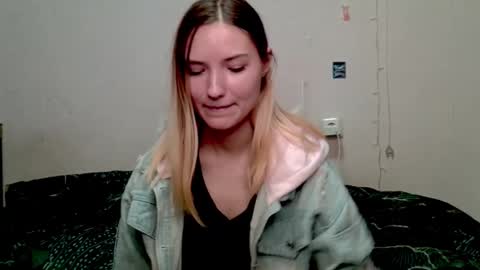 _kikiclark_ online show from October 12, 2025, 8:41 pm