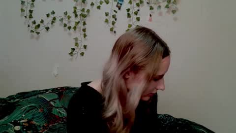 _kikiclark_ online show from October 29, 2025, 9:05 pm