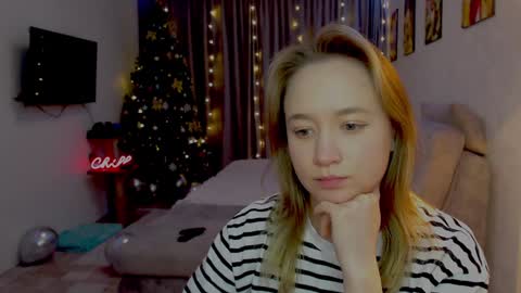 _lalune_ online show from December 1, 2024, 9:15 pm