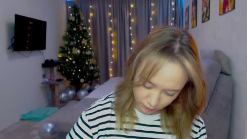 _lalune_ online show from December 2, 2024, 12:07 pm