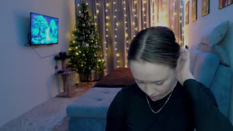 _lalune_ online show from December 9, 2024, 3:22 pm