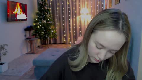 _lalune_ online show from December 13, 2024, 7:21 pm