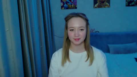 _lalune_ online show from December 29, 2024, 3:11 am