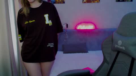 _lalune_ online show from January 11, 2025, 9:57 am