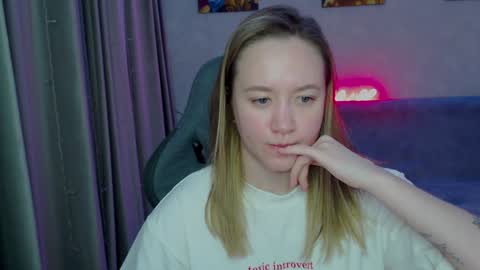 _lalune_ online show from January 22, 2025, 9:54 pm