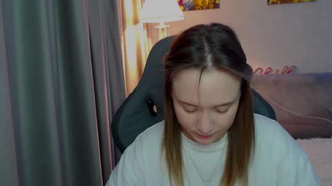 _lalune_ online show from February 21, 2025, 7:54 pm