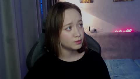 _lalune_ online show from October 4, 2025, 4:49 pm