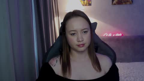 _lalune_ online show from October 22, 2025, 5:41 am