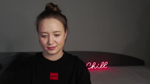 _lalune_ online show from December 2, 2025, 1:05 pm