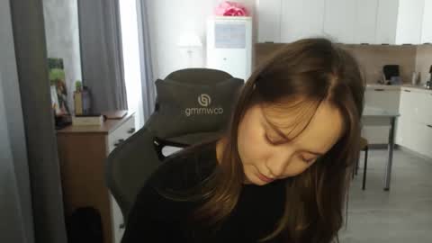 _lalune_ online show from March 7, 2026, 12:02 pm