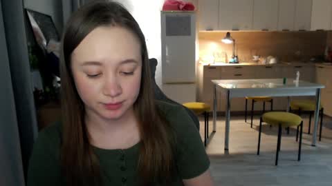 _lalune_ online show from April 19, 2026, 6:10 pm