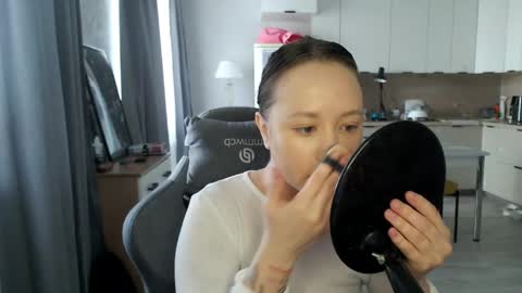 Snapshot of _lalune_ chatting on April 22, 2026, 10:17 am _lalune_ online show from April 22, 2026, 10:17 am