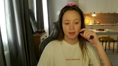 Snapshot of _lalune_ chatting on April 23, 2026, 10:25 am _lalune_ online show from April 23, 2026, 10:25 am
