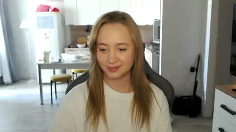 Snapshot of _lalune_ chatting on June 18, 2026, 6:57 am _lalune_ online show from June 18, 2026, 6:57 am