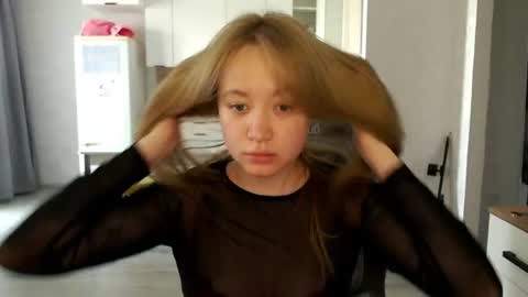 Snapshot of _lalune_ chatting on June 19, 2026, 9:02 am _lalune_ online show from June 19, 2026, 9:02 am
