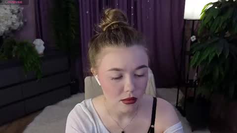 _liilcrystal_ online show from June 25, 2026, 7:40 pm