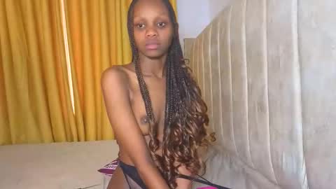 Littlevenus online show from November 19, 2025, 11:43 am